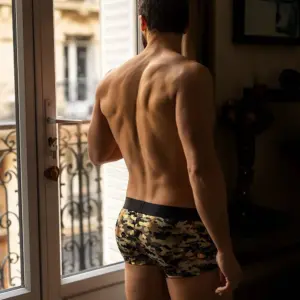 Boxer camouflage sexy avec ceinture large, vue arrière, tissu polyester élasthanne, confort optimal et style audacieux.