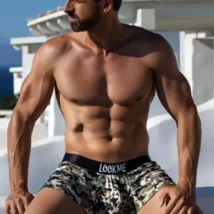Boxer camouflage sexy avec ceinture large, vue latérale, tissu polyester élasthanne, confort optimal et style audacieux.
