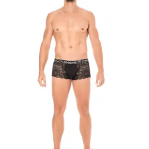 Boxer noir en dentelle florale, vue de face, avec taille élastique marquée et coupe ajustée pour un maintien optimal.