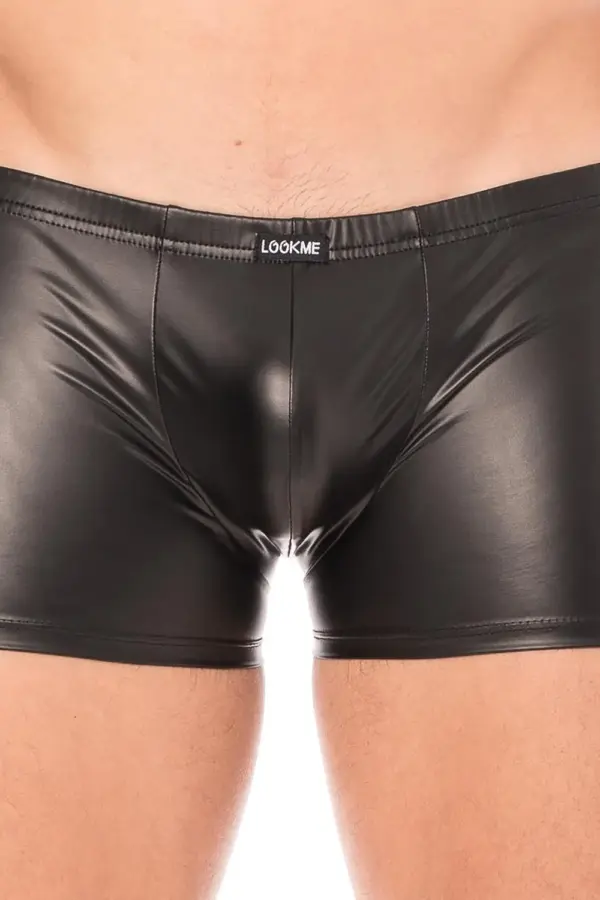 Boxer noir en simili cuir brillant, coupe ajustée, vue de face, élastique confortable, idéal pour soirées fétiches.
