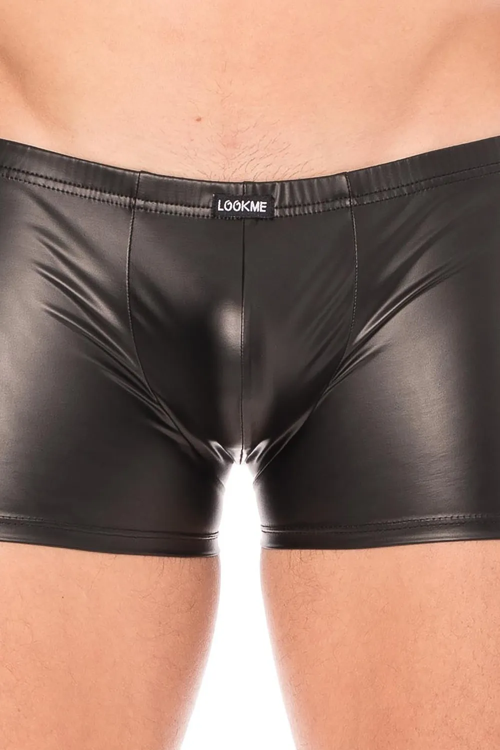 Boxer noir en simili cuir brillant, coupe ajustée, vue de face, élastique confortable, idéal pour soirées fétiches.