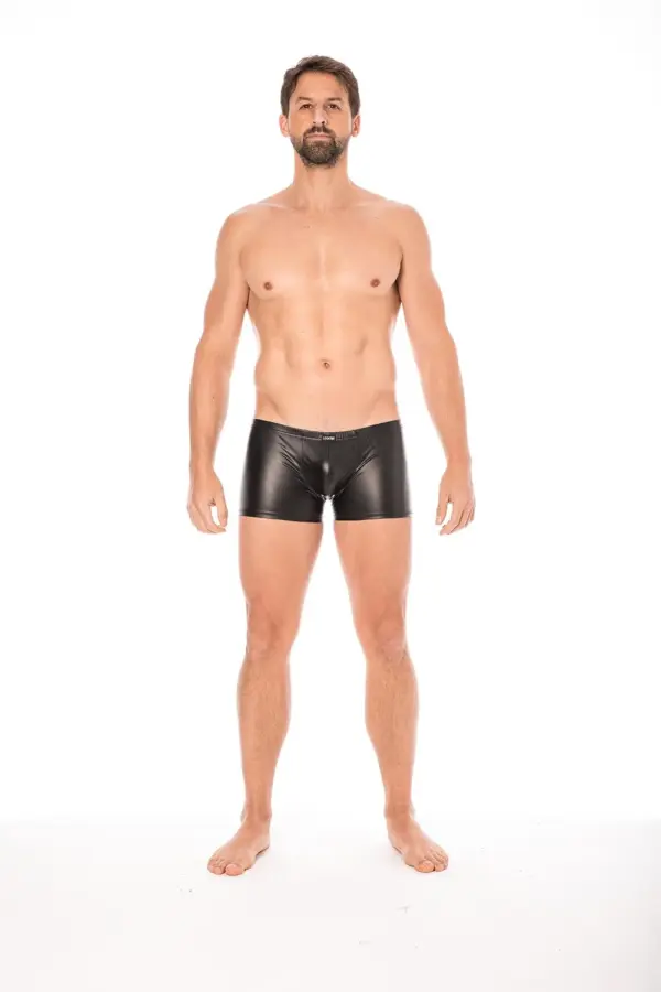 Boxer noir en simili cuir, coupe ajustée, vue de face, élastique confortable, idéal pour soirées fétiches.