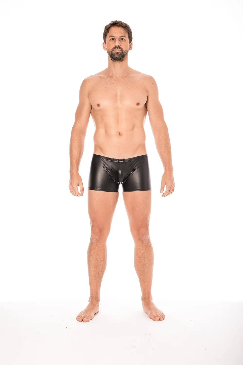 Boxer noir en simili cuir, coupe ajustée, vue de face, élastique confortable, idéal pour soirées fétiches.