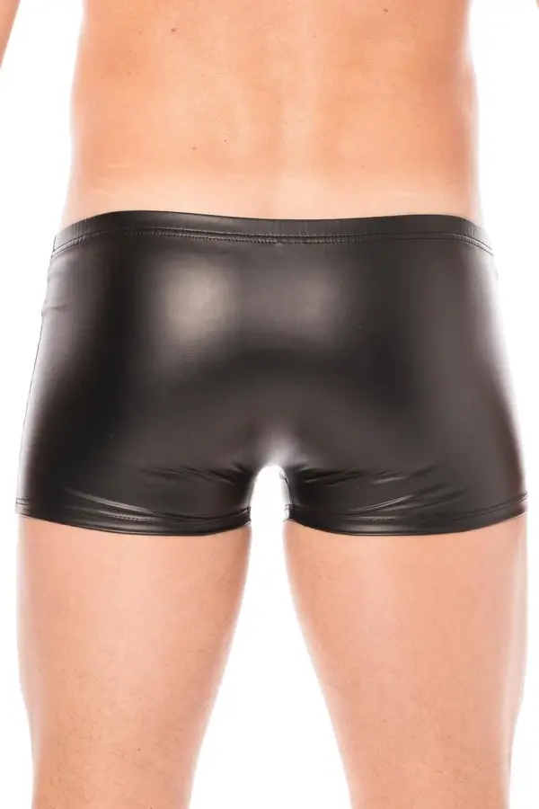 Boxer noir en simili cuir, vue arrière, coupe ajustée et brillante, idéal pour des soirées fétiches audacieuses.