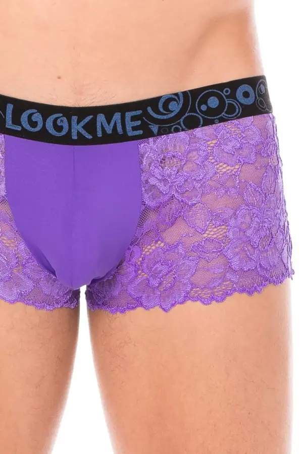 Boxer violet en dentelle florale avec poche opaque, vue de face, élastique noir stylisé, coupe ajustée et sexy.