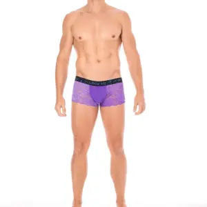 Boxer violet en dentelle florale, coupe ajustée, vue de face, ceinture élastique noire, tissu opaque à l'avant.
