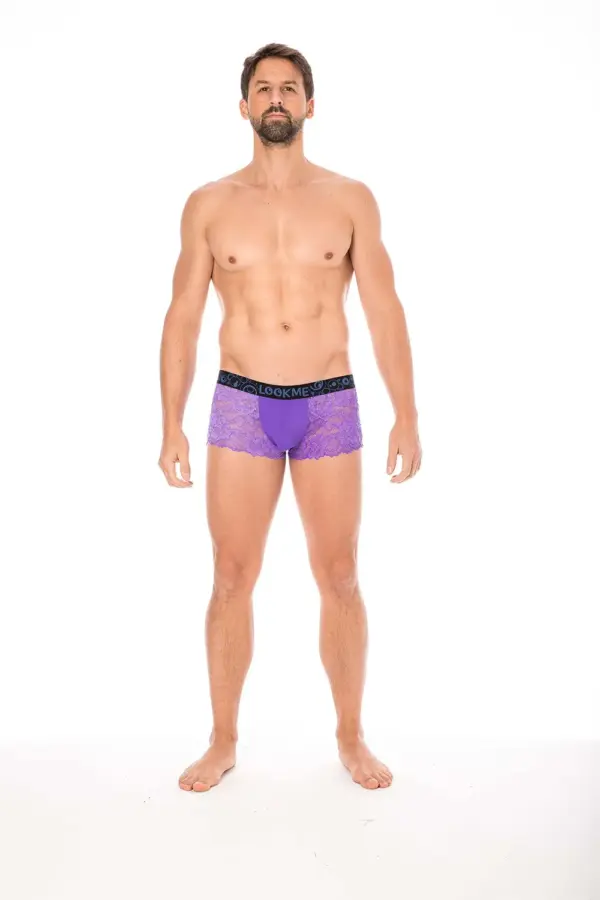 Boxer violet en dentelle florale, coupe ajustée, vue de face, ceinture élastique noire, tissu opaque à l'avant.