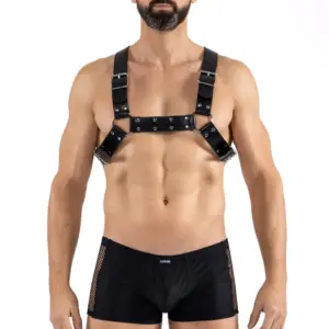 Harnais noir en simili cuir avec sangles croisées et rivets, vue de face, accentue la musculature masculine.