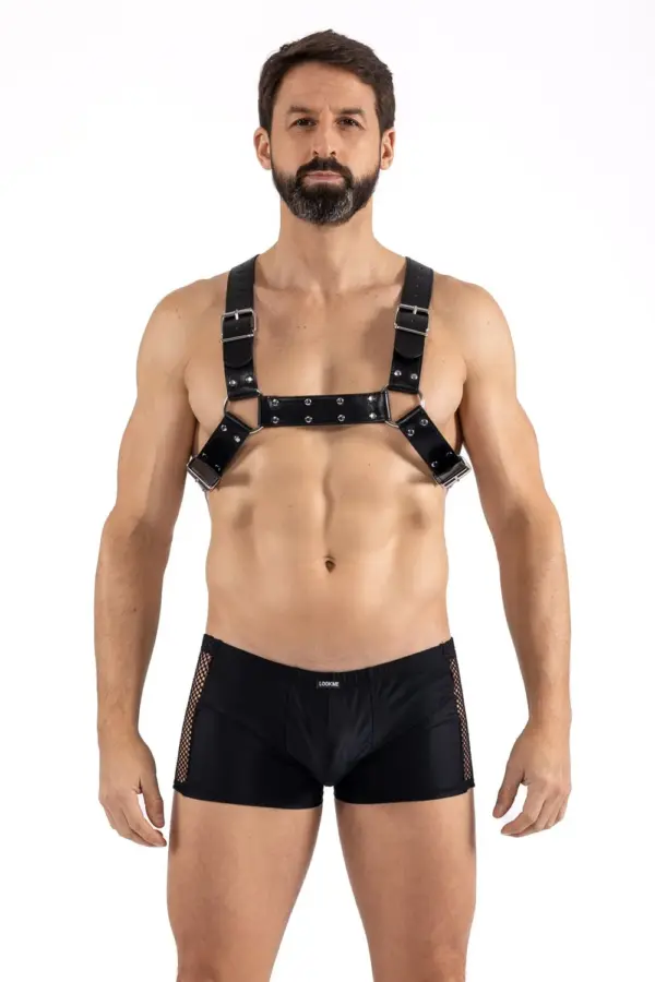 Harnais noir en simili cuir avec sangles croisées et rivets, vue de face, accentue la musculature masculine.
