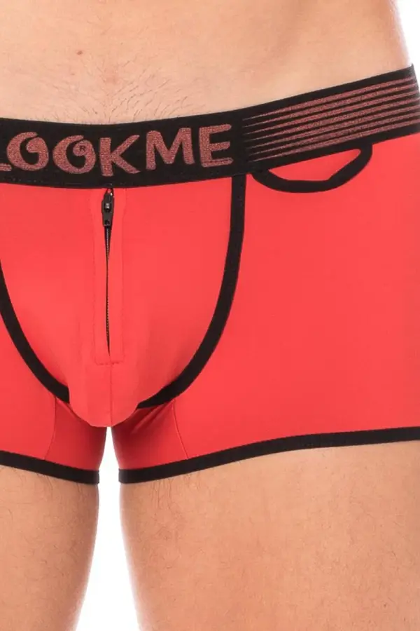 Mini pants rouge échancré avec ceinture élastique noire, fermeture zippée, vue de face, tissu stretch moderne et audacieux.