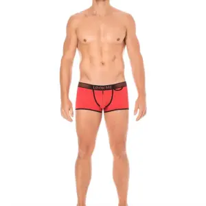 Mini pants rouge échancré avec ceinture élastique, vue de face, design moderne et coupe audacieuse pour un style sexy.