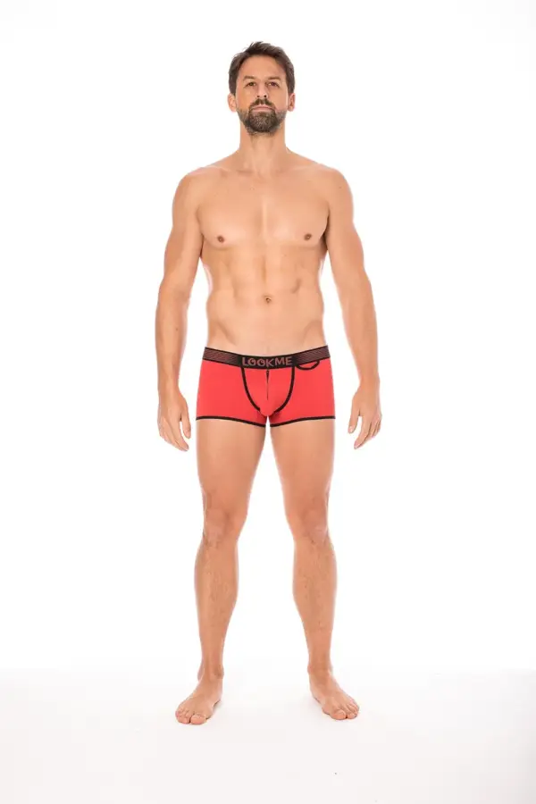 Mini pants rouge échancré avec ceinture élastique, vue de face, design moderne et coupe audacieuse pour un style sexy.