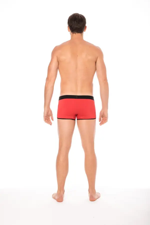 Mini pants rouge échancré, vue arrière, ceinture élastique noire, design moderne, tissu stretch ajusté pour un look audaci...