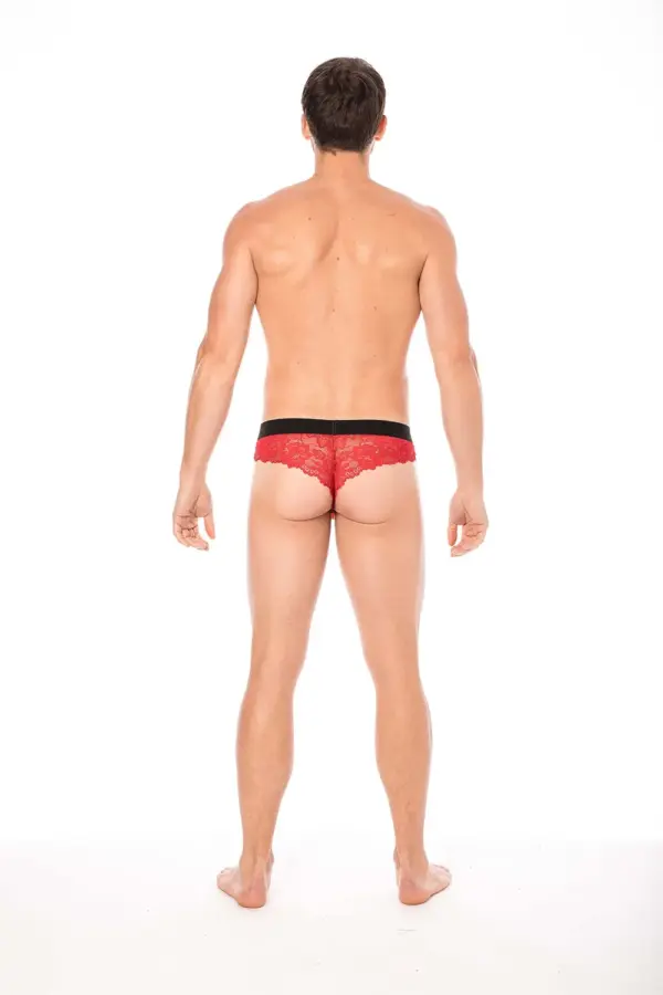 String masculin en dentelle rouge floral, vue arrière, avec élastique noir et poche opaque, séduisant et audacieux.