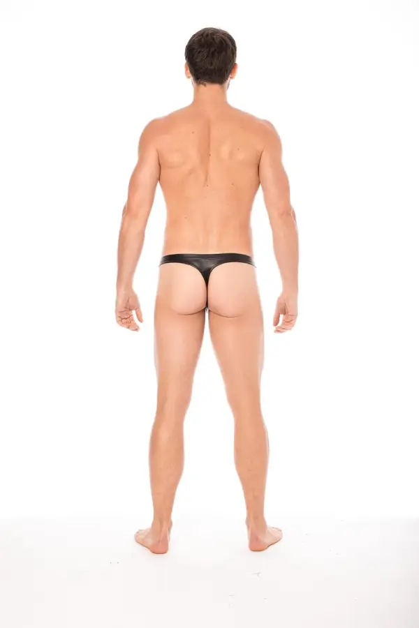 String masculin noir en simili cuir, vue arrière, coupe sexy et élastique ajusté, parfait pour un look audacieux.