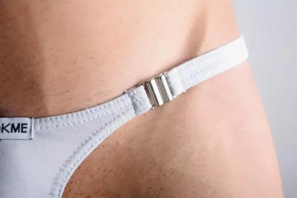 String noir en coton élastique, vue latérale, avec crochets métalliques et finition soignée.