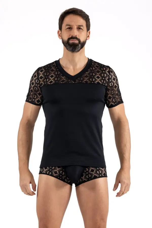 T-shirt noir en résille brodée, manches ajourées, vue de face, style audacieux et moderne pour homme.