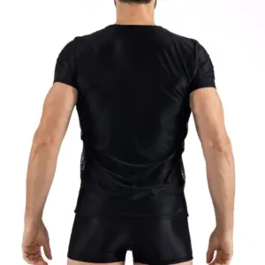 T-shirt noir en résille brodée, vue arrière, tissu léger et ajusté, mettant en valeur la silhouette masculine.