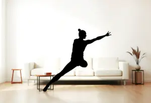 Un profil d'une personne s'étirant dans un espace de vie minimaliste, évoquant simplicité et fluidité du mouvement.